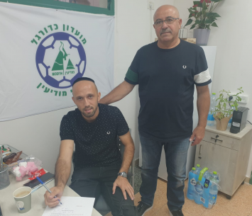 סולימנוב במעמד החתימה 