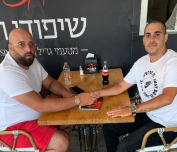 אג'מן במעמד החתימה