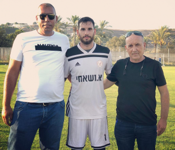 טל במעמד החתימה