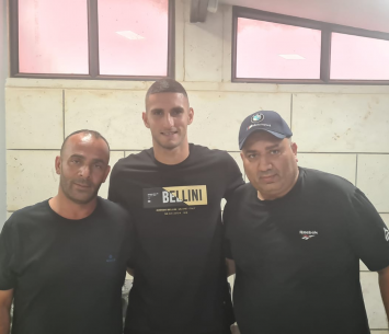 טאהא במעמד החתימה 