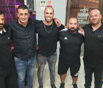 אלסברי במעמד החתימה 