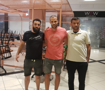 לוי במעמד החתימה