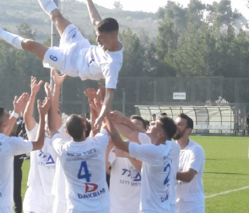 בעבר היה על הכתפיים. אמסלם באוויר (צילום: רון עמיקם ארכיון)