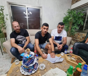 דיאב במעמד החתימה