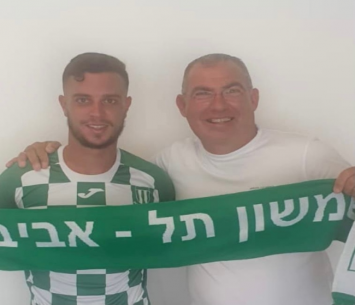 ניירברג במעמד החתימה 