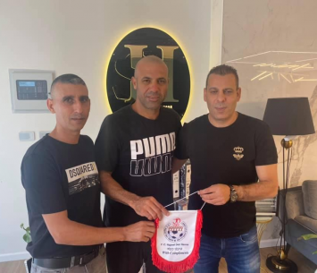 עבאס במעמד החתימה