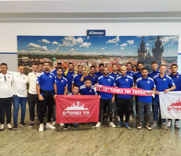 הקבוצה בשדה התעופה