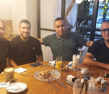 עלי במעמד החתימה