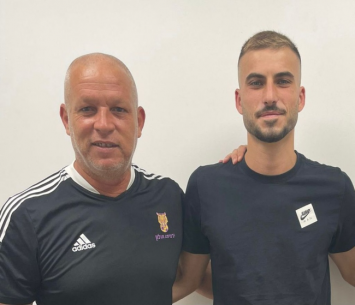 רוזוליו במעמד החתימה