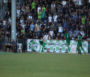 הפעם בליגה א'. אוהדי ושחקני מכבי כפר קנא (צילום: דאפר מחאמיד)