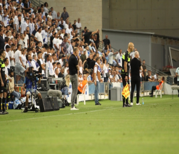 הפעם יעלו ללאומית? אוהדי יפו מאחורי המאמן איציק ברוך (צילום: דאפר מחאמיד)