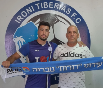 כהן במעמד החתימה