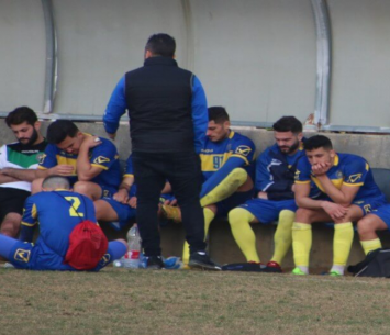 ניר חזוט ושחקני ב