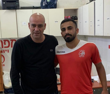 שניידר במעמד החתימה