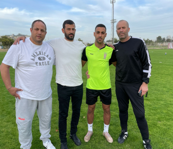 בן מנשה במעמד החתימה