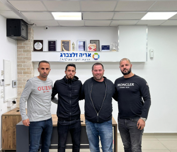 כיאל במעמד החתימה