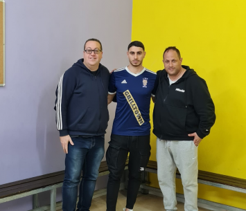 טוריאל במעמד החתימה