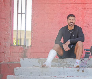 מעודד מהיציע. חאגי יחיא (צילום: נזיה סולטאן)