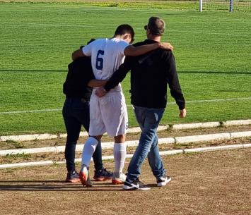 השחקן מועבר לבית החולים (צילום: רועי אסף)