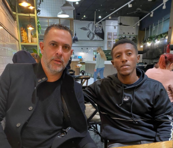 מלסה במעמד החתימה