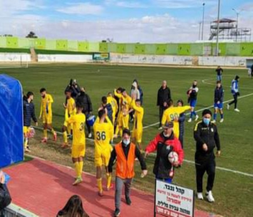 מרוצים. שחקני יבנה (צילום: דן בונבידה)