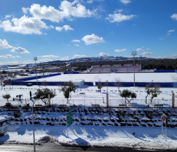 אצטדיון בוקעאתא צבוע בלבן. צילום: ענאן עמאשה 