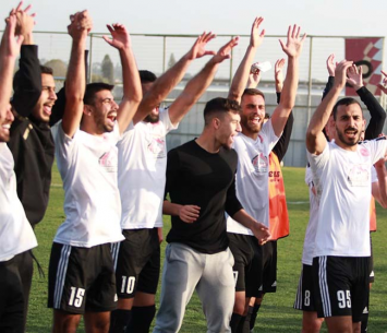 שחקני זלפה חוגגים בסיום (דאפר מחאמיד)