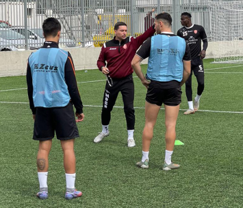 מאמנה החדש של אום אל פאחם באימון היום (איהם ג'בארין)