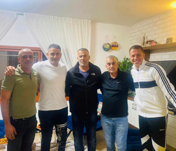 עבאס סואן במעמד החתימה (פייסבוק)