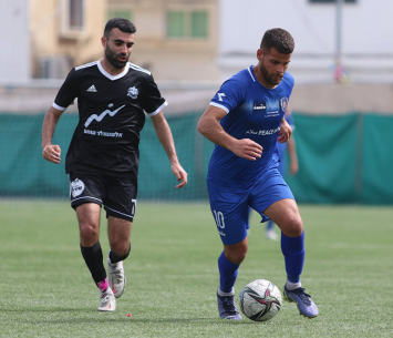 רק עוד דרבי. עמית שפירא שחקנה של שעריים (בשחור) (מוחמד סרסור)