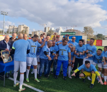 בן דור יחד עם שחקני קריית ים (אבי רביבו)