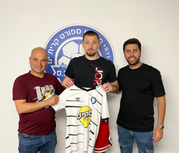 רכש מעניין. אלייניקוב במעמד החתימה (דוברות המועדון)