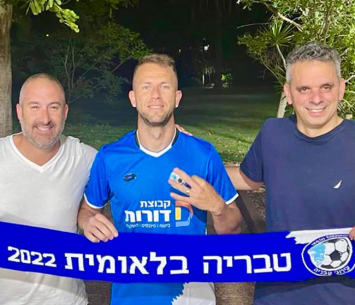 סזאר במעמד החתימה