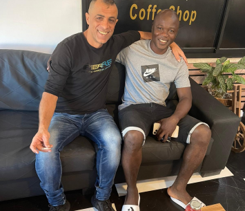 דורבור במעמד החתימה