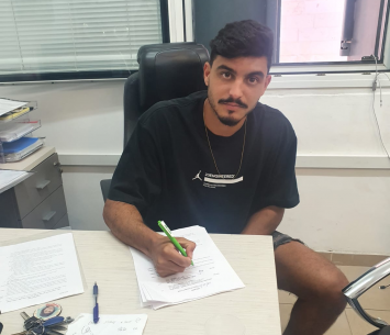 הנגבי במעמד החתימה