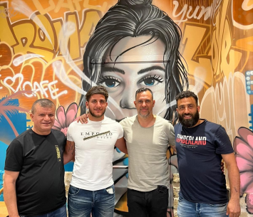 סולטן במעמד החתימה