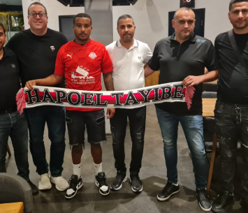 אסמארה במעמד החתימה