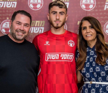 חג'אני במעמד החתימה