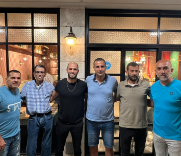 אלסברי במעמד החתימה