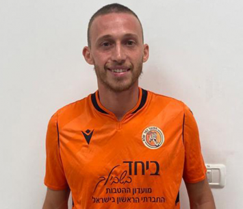 הקשר במדים הכתומים