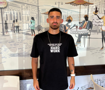 גולן במעמד החתימה