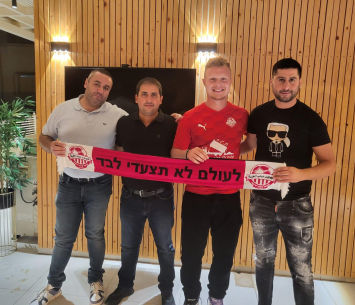 פרידריך במעמד החתימה