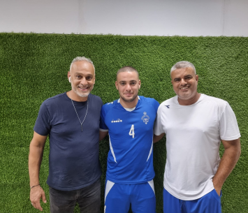 לוגסי במעמד החתימה