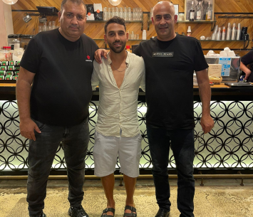 מראד במעמד החתימה