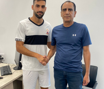 קוריאט במעמד החתימה