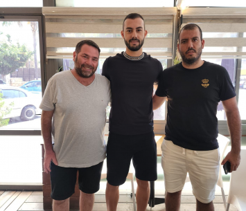 הבלם במעמד החתימה 