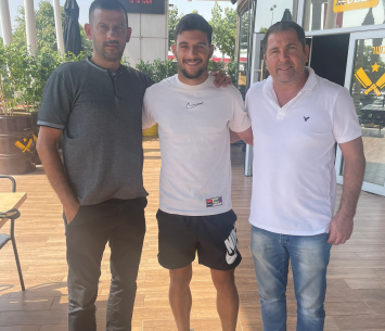 אשכולי במעמד החתימה