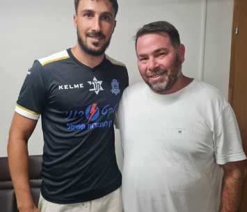 אמזלג במעמד החתימה