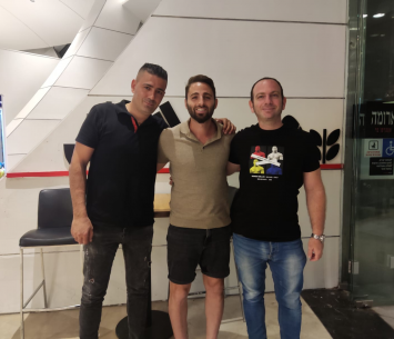 חלבי במעמד החתימה 