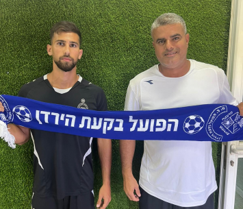 ערוסי במעמד החתימה 